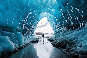 冰洞极地探险摄影图