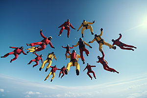 多人跳伞团队协作高空运动摄影图