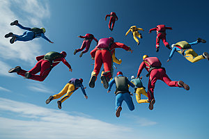 多人跳伞机遇高空运动摄影图