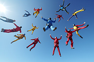 多人跳伞团队协作团队配合摄影图