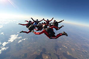 多人跳伞高空运动团队配合摄影图