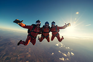 多人跳伞极限运动团队配合摄影图