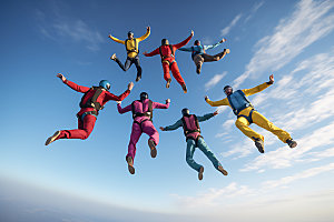 多人跳伞团队配合团队协作摄影图