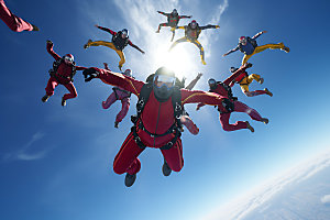 多人跳伞高空运动企业精神摄影图