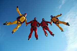 多人跳伞团队协作高空运动摄影图