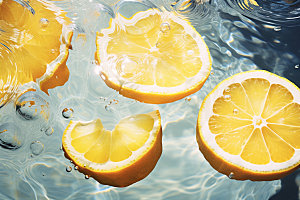 水中柑橘柠檬切片摄影图