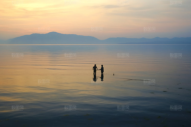 海边赶海人物剪影日出日落摄影图