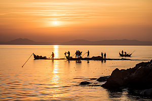 海边赶海日出日落滩涂赶海摄影图