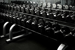 健身器材运动器械健身房摄影图