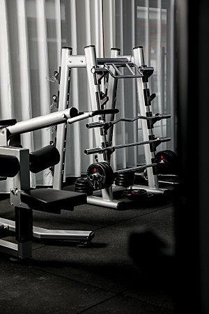 健身器材运动器械健身房摄影图