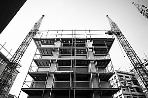 建筑工地建造塔吊摄影图