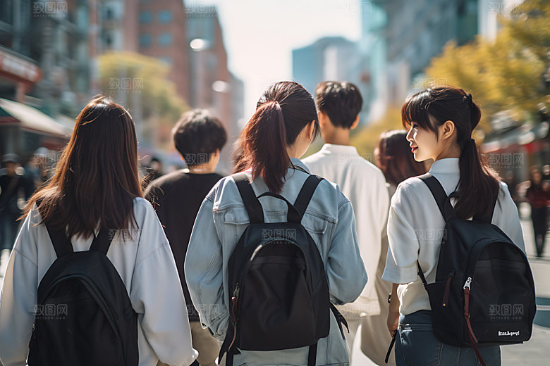 年轻人背影青春毕业旅行摄影图