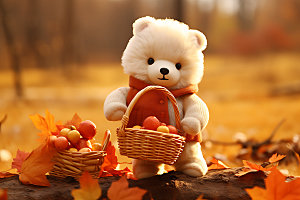 秋天玩具熊树林温馨摄影图