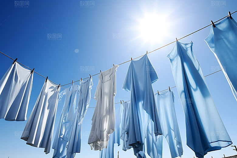 晒衣服晾衣服家居生活摄影图