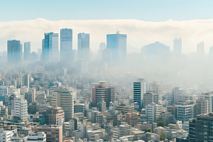 城市雾气城市建筑雾霾摄影图