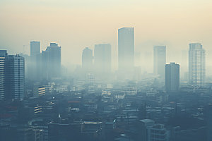 城市雾气唯美都市风光摄影图
