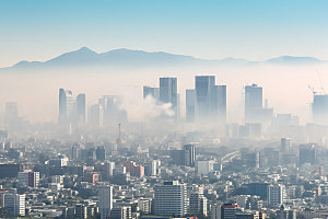 城市雾气都市风光城市建筑摄影图