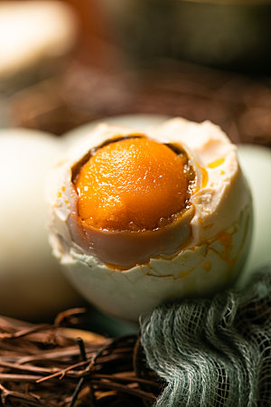 咸鸭蛋咸蛋黄烹饪摄影图
