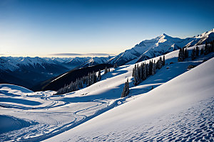 雪山顶峰风景摄影图