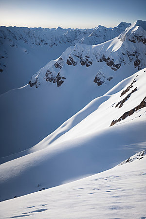 雪山顶峰风景摄影图