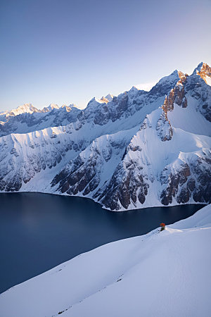 雪山顶峰风景摄影图