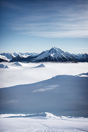 雪山顶峰风景摄影图
