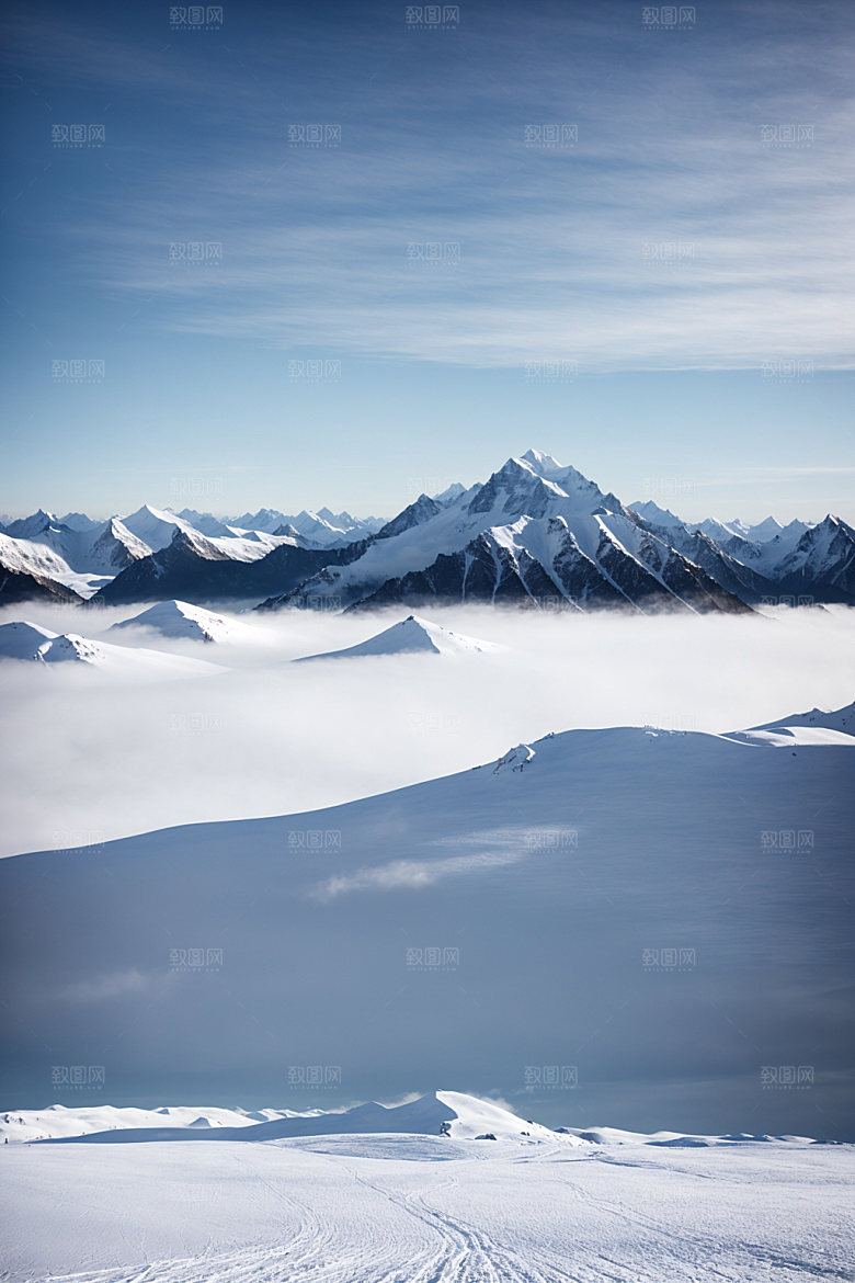 雪山顶峰风景摄影图