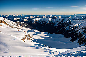 雪山顶峰风光摄影图