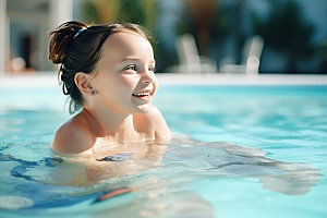 婴儿游泳可爱萌态水下儿童摄影