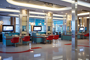 银行大厅室内场景服务台摄影图
