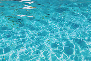 蓝色游泳池高清通透摄影图