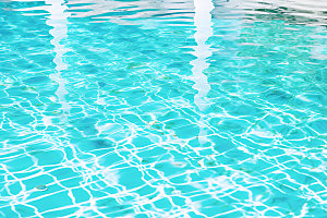 蓝色游泳池泳池水面高清摄影图