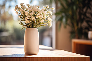 桌上鲜花高清花瓶摄影图