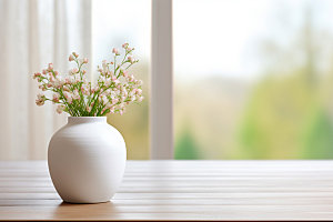 桌上鲜花花瓶高清摄影图