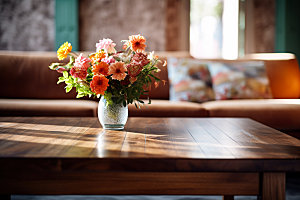 桌上鲜花插花花瓶摄影图